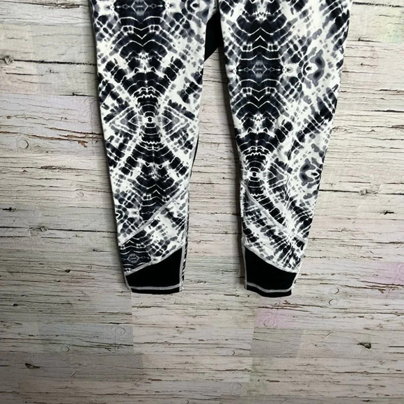 Victoria’s secret vsx knock out black white capri athletic leggings size small - Picture 3 of 8